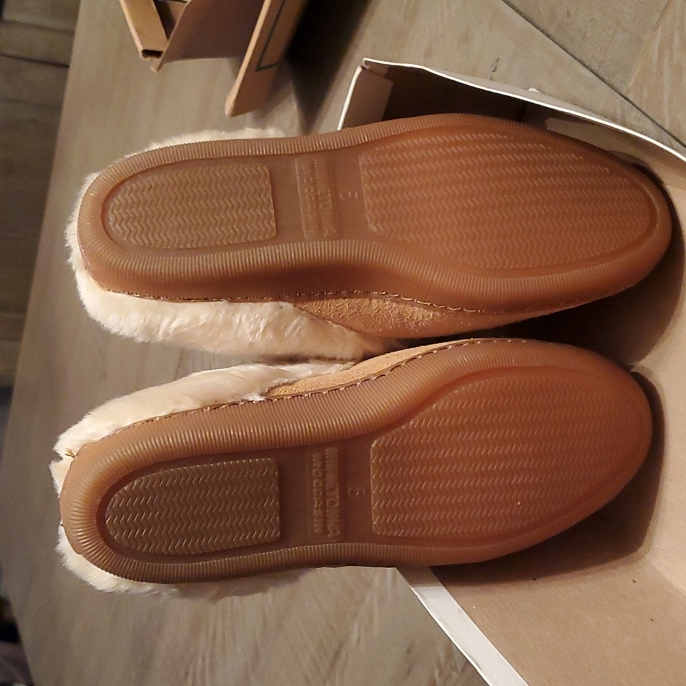 NIB MINNETONKA MOCCASINS - Picture 2 of 7